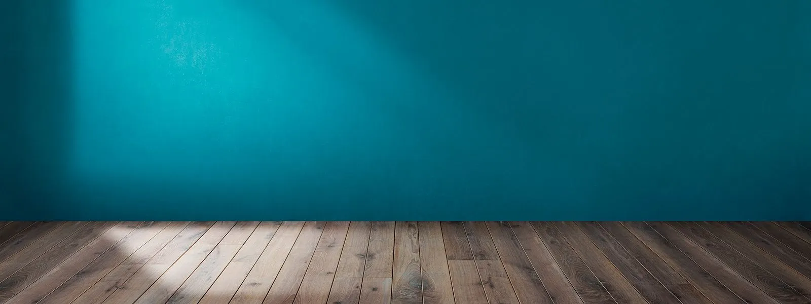Habitación con pared azul y suelo de madera