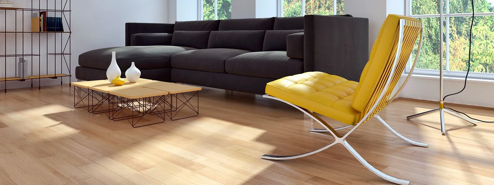 Salón luminoso con suelo de madera, sofá oscuro y sillón amarillo