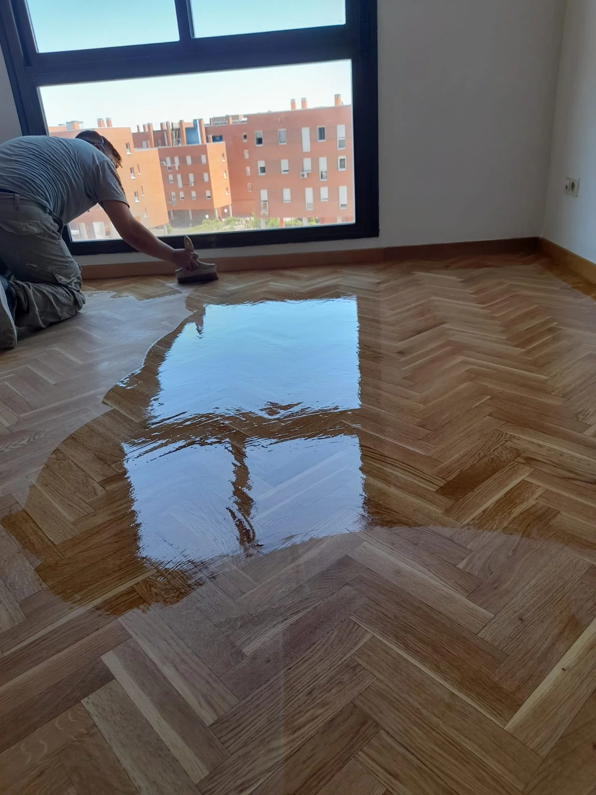 Parquet en espiga con acabado brillante