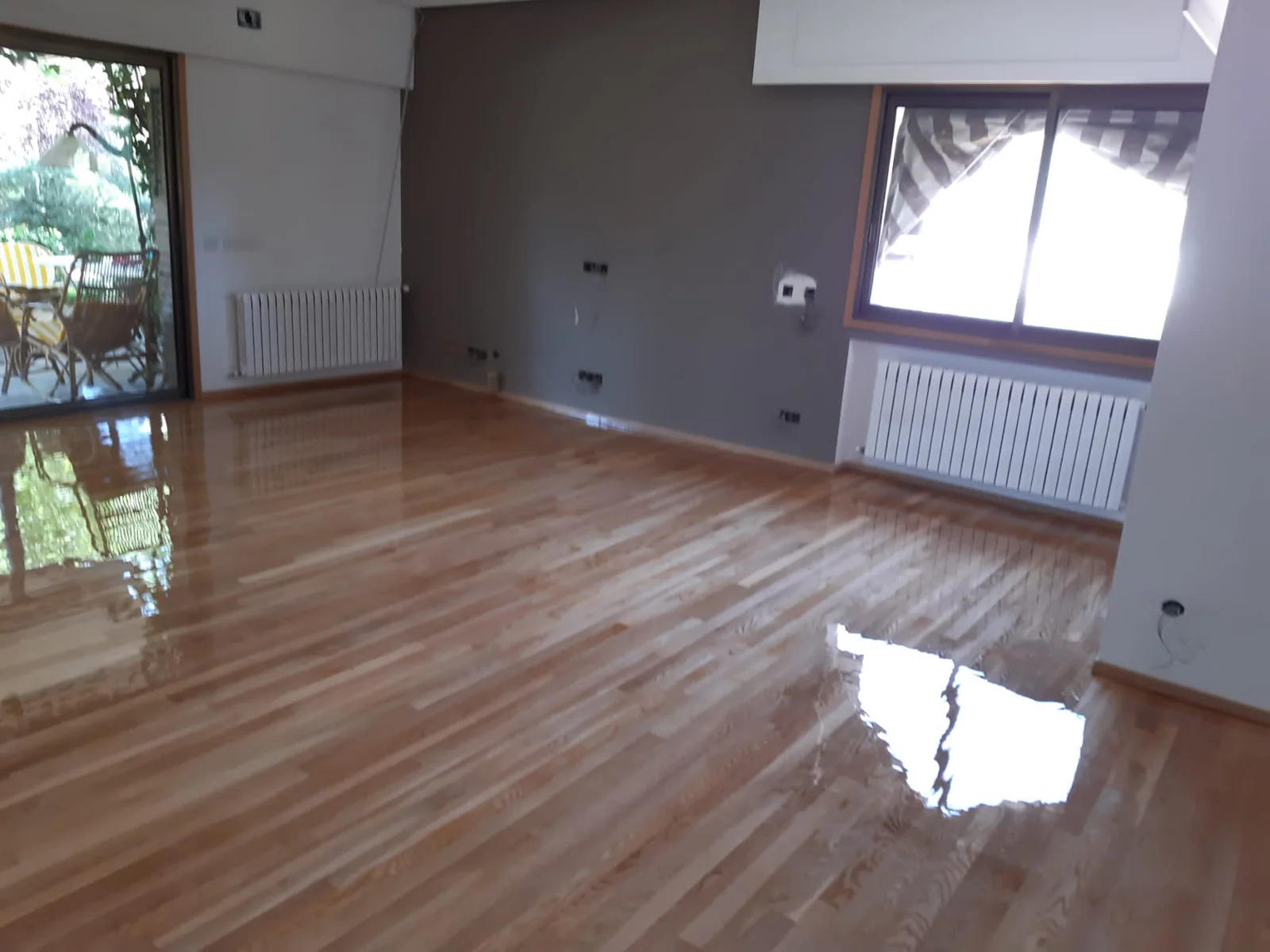 Acabado de madera en salón