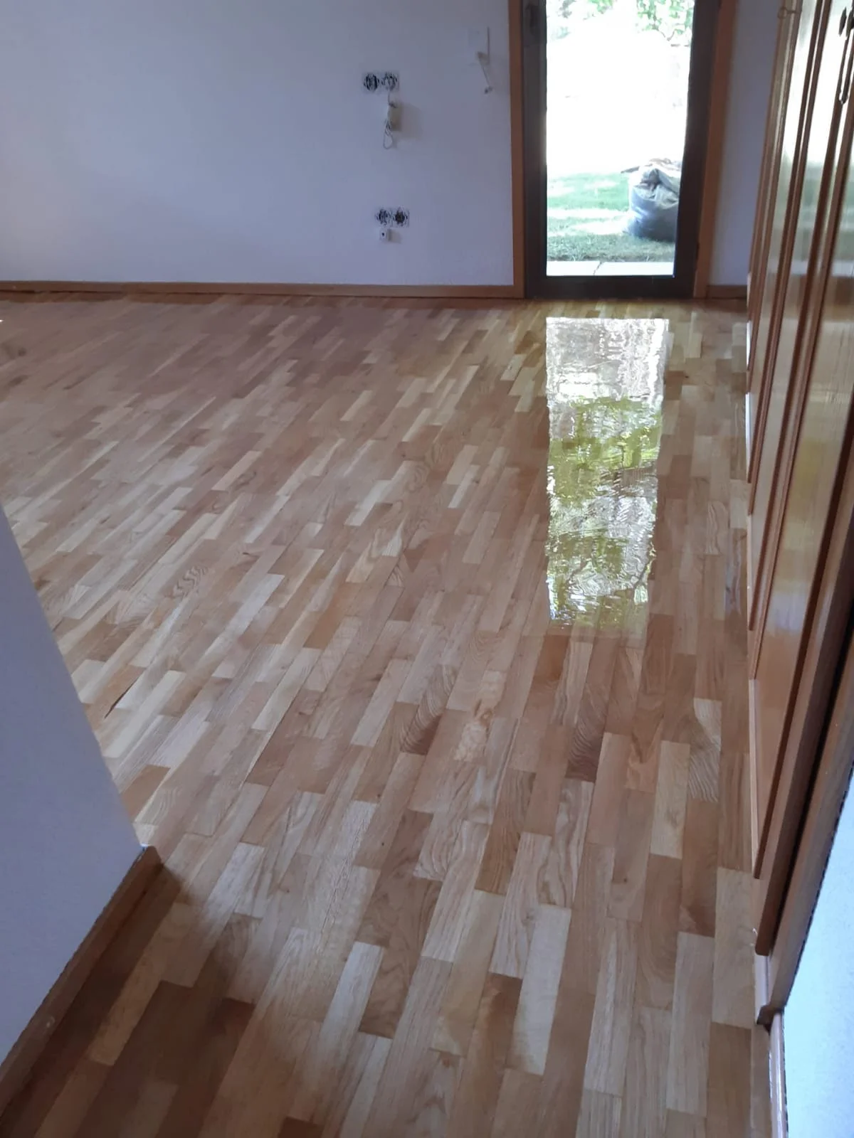 Suelo de madera junto a la terraza